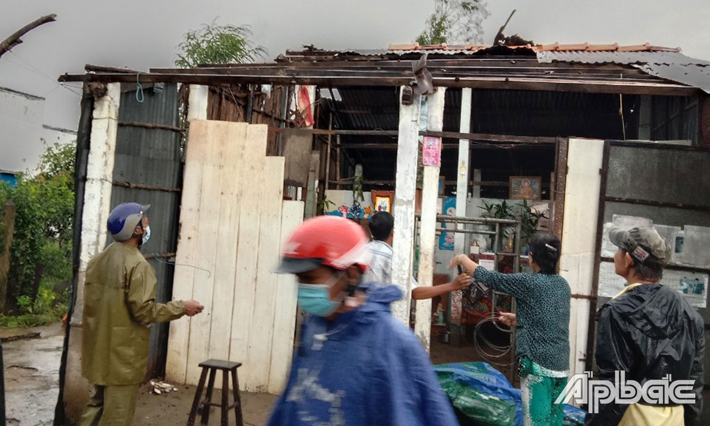 Ngôi nhà bị mưa dông làm tốc mái vào chiều 22-6.