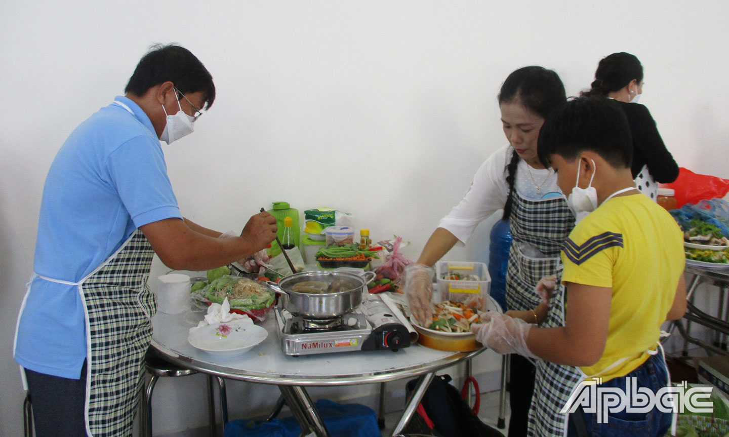 Các gia đình chuẩn bị món ăn.