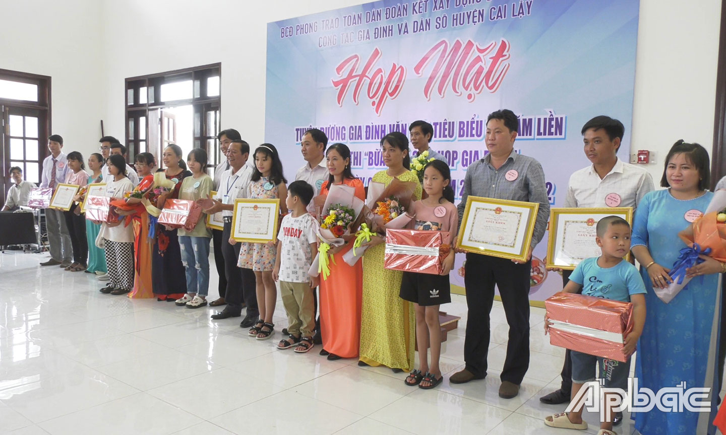 Ông Võ Văn Nhanh, Huyện ủy viên, PCT UBND huyện Cai Lậy khen thưởng các gia đình văn hóa tiêu biểu
