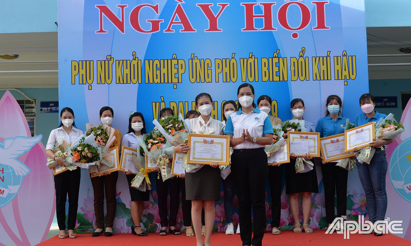 Trao giải Nhất cho ý tưởng khởi nghiệp sáng tạo với sản phẩm bánh quy dừa của chị Huỳnh Thị Thy Thy (huyện Gò Công Tây).