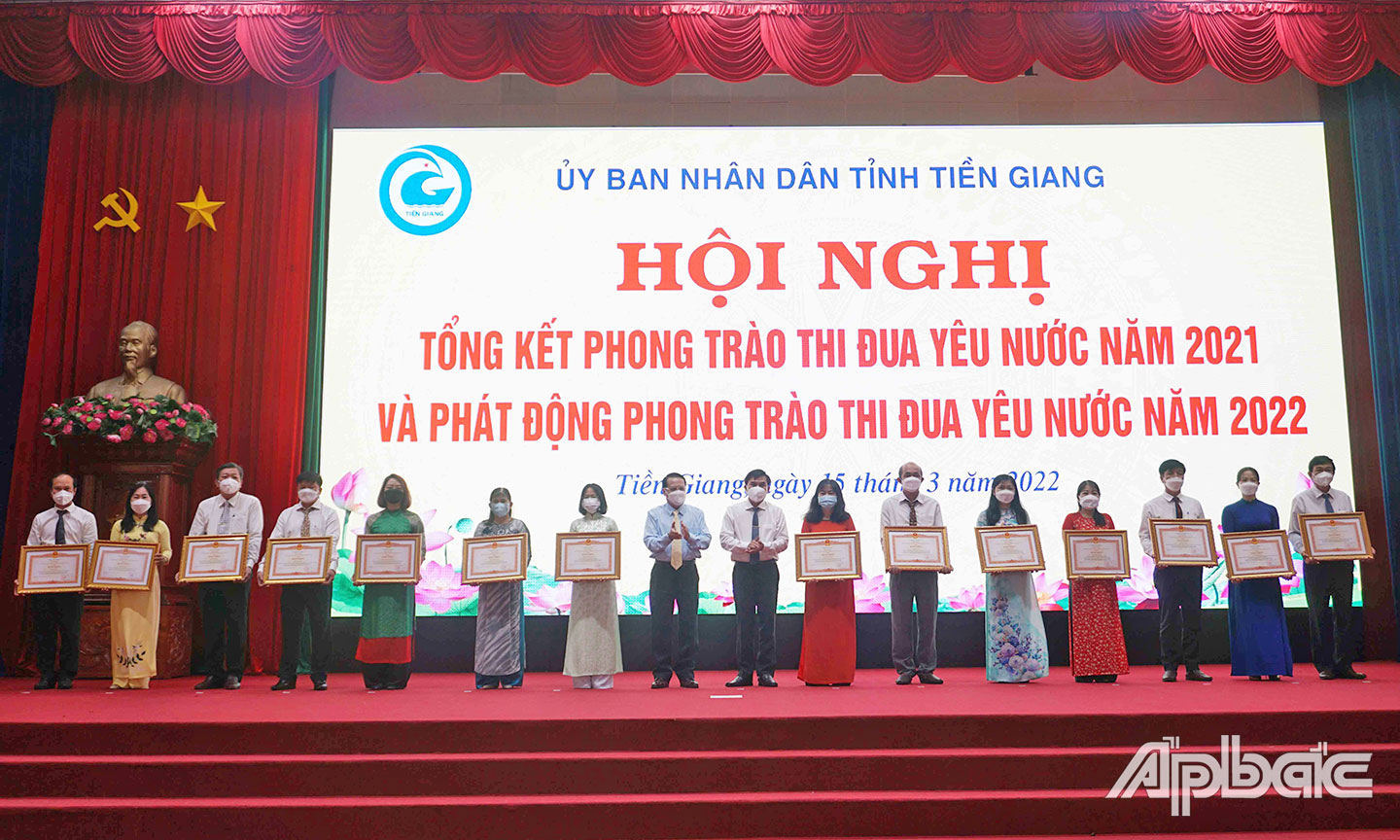 Đồng chí Võ Thị Kiều Ngân (thứ 2 từ phải sang) vinh dự nhận Bằng khen của Thủ tướng Chính phủ với thành tích xuất sắc trong công tác từ năm 2016 - 2020.