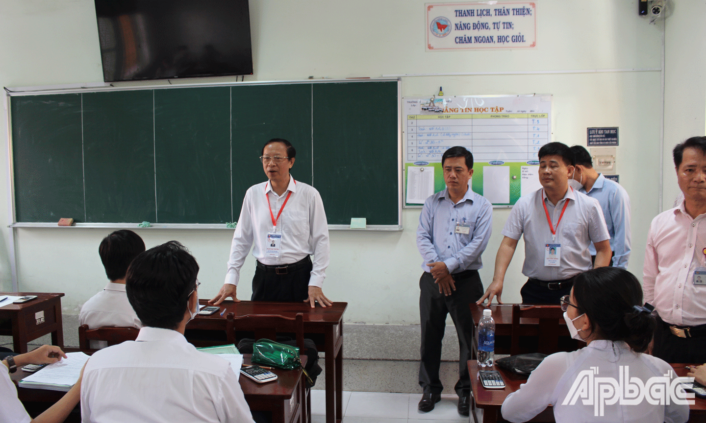 Thứ trưởng Bộ GD-ĐT Phạm Ngọc Thưởng thăm, động viên học sinh khối 12 Trường THPT Nguyễn Đình Chiểu  đang ôn tập thi tốt nghiệp THPT. 