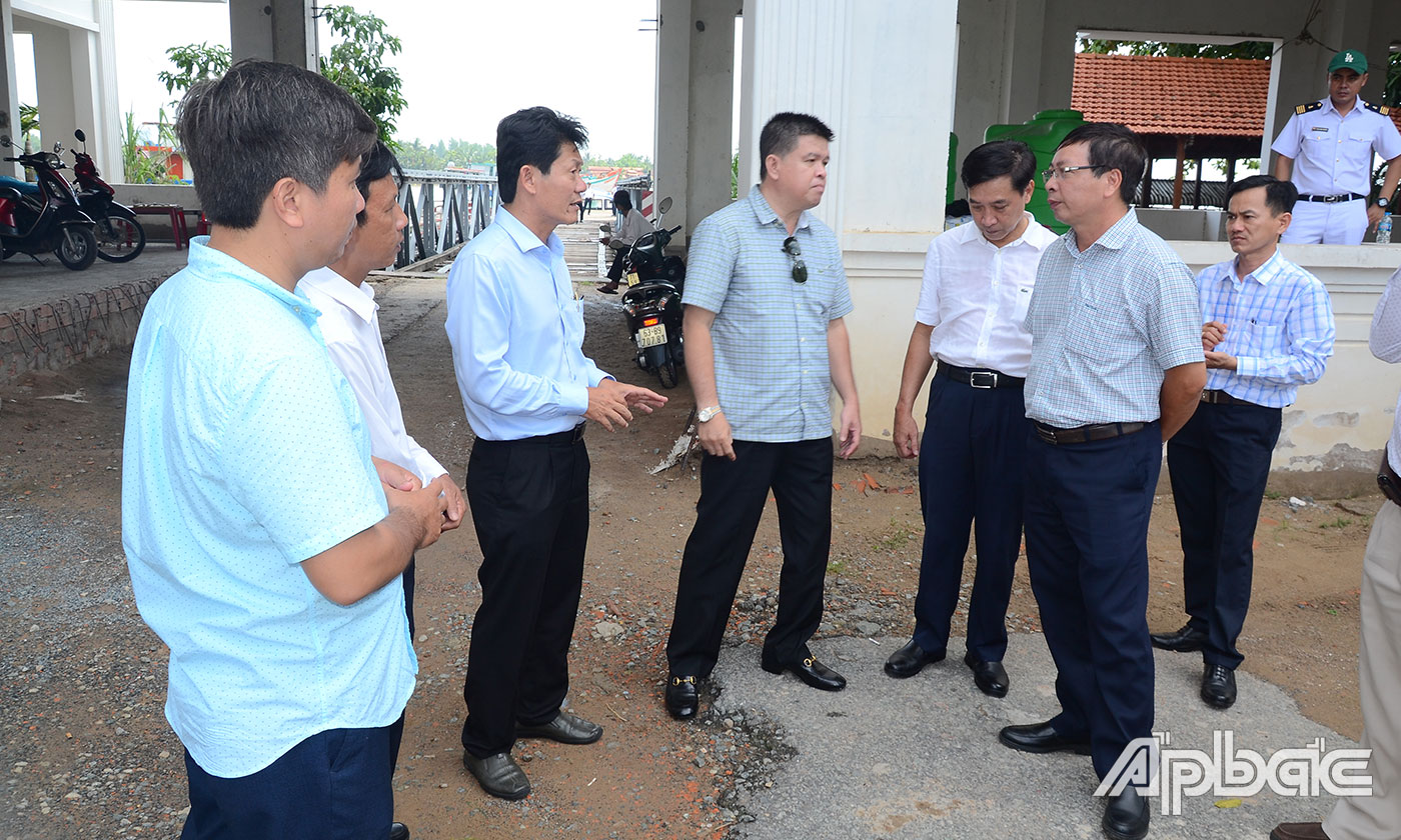 Đoàn khảo sát tại bến phà Rạch Miễu cũ (tỉnh Bến Tre).