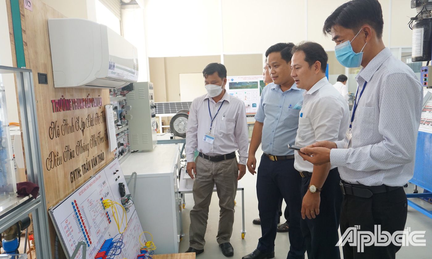 Các đại biểu tham quan các thiết bị đào tạo tự làm do các nhà giáo các trường thực hiện