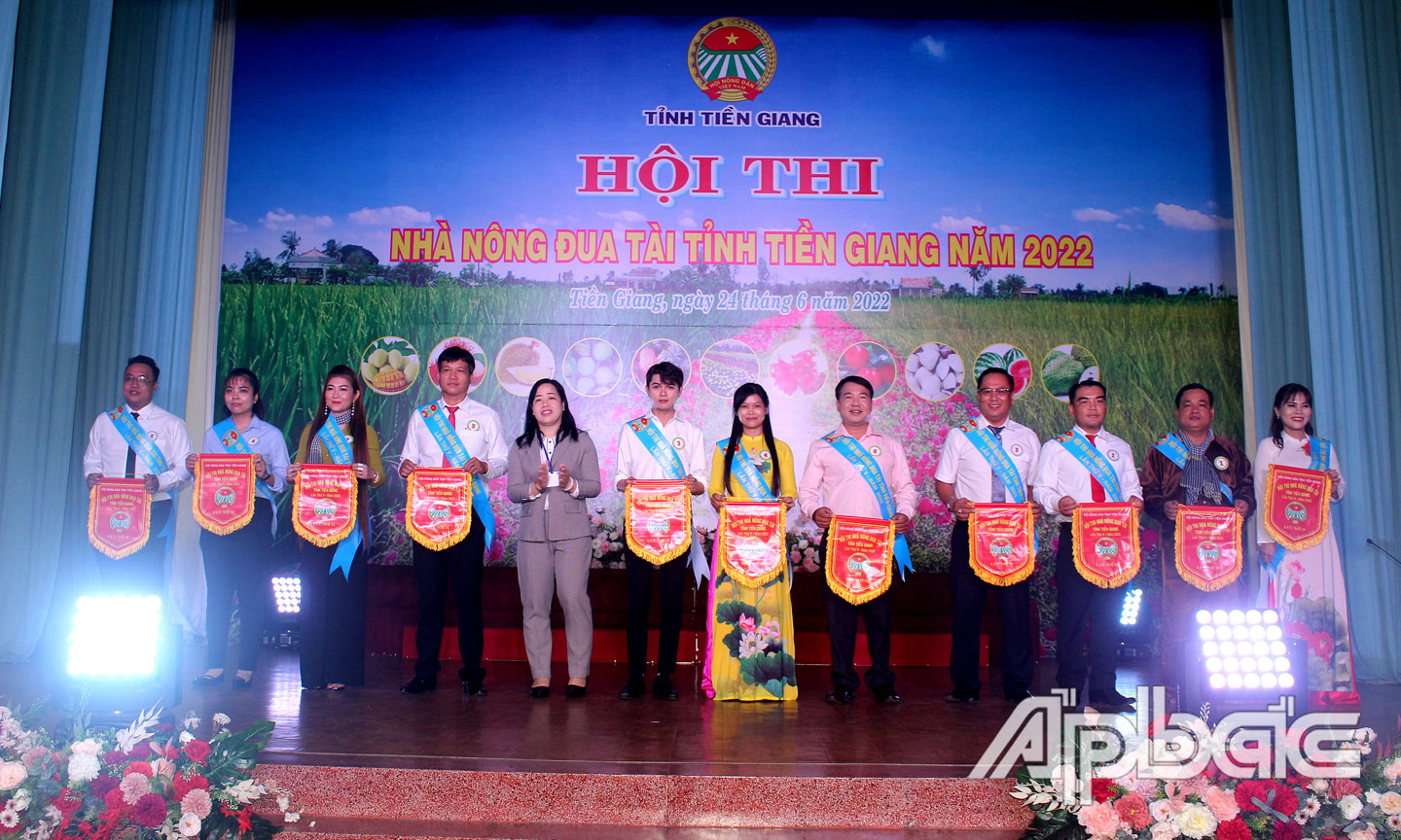 Ban Tổ chức trao Cờ lưu niệm cho các đội.