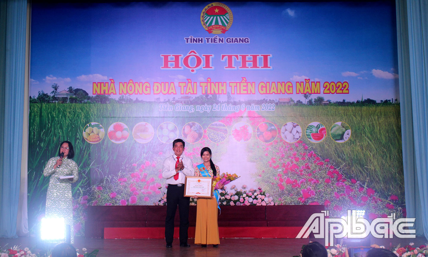 Ban Tổ chức trao Bằng khen cho đội đoạt giải Nhì.