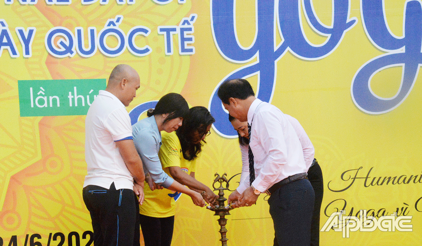 Đại diện lãnh đạo Tiền Giang vàTổng Lãnh sự quán Ấn Độ thực hiện nghi thức thắp nến truyền thống của yoga trong các sự kiện trọng đại