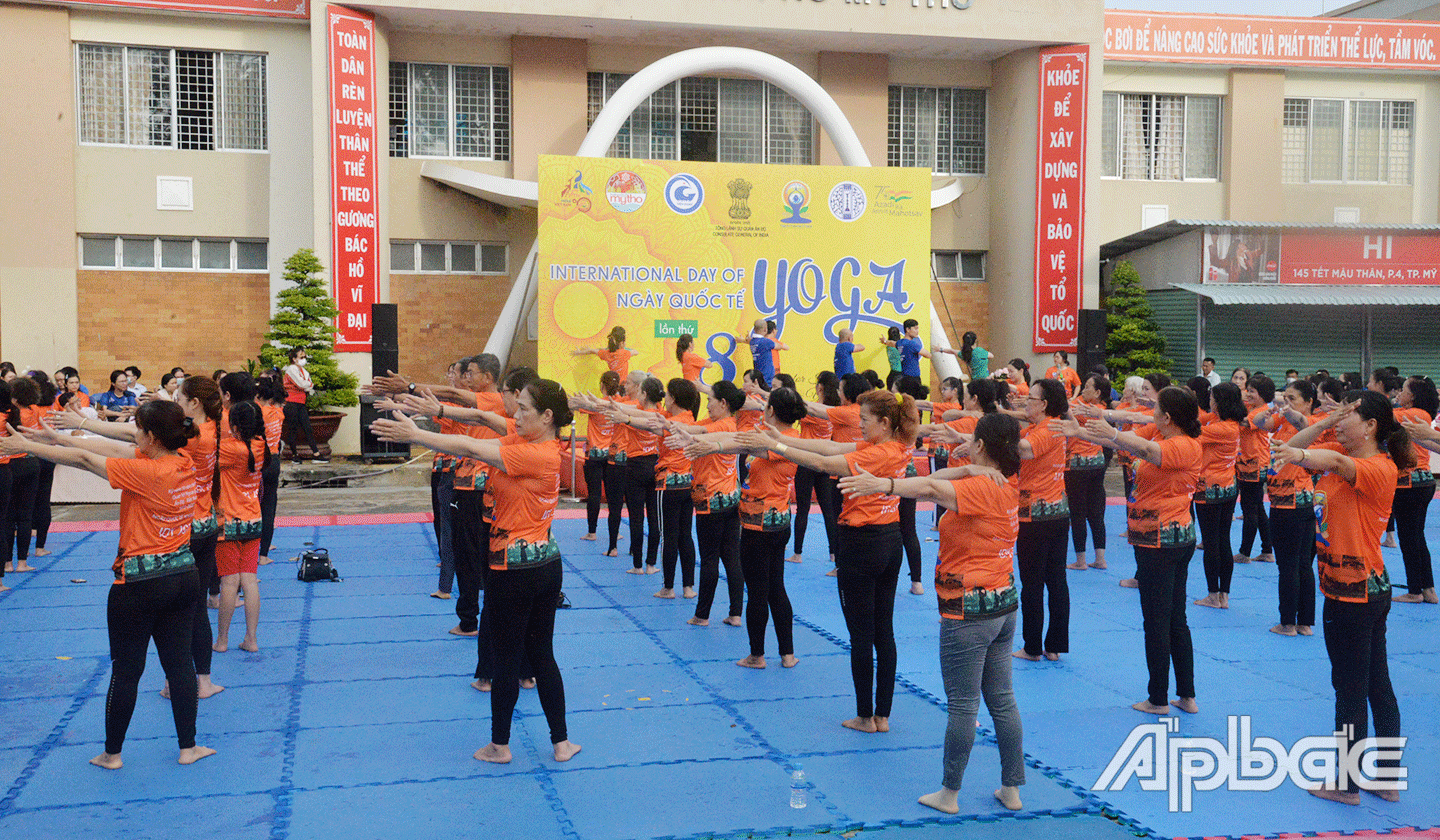 Huấn luyện viên Swarup Chatterjee đến từ Ấn Độ và ông Nguyễn Thiện Tín, Trưởng ban chuyên môn ứng dụng yoga phục hồi chức năng của Tổng Liên đoàn yoga Việt Nam cùng đồng diễn yoga với hàng trăm huấn luyện viên, vận động viên yoga tại Tiền Giang