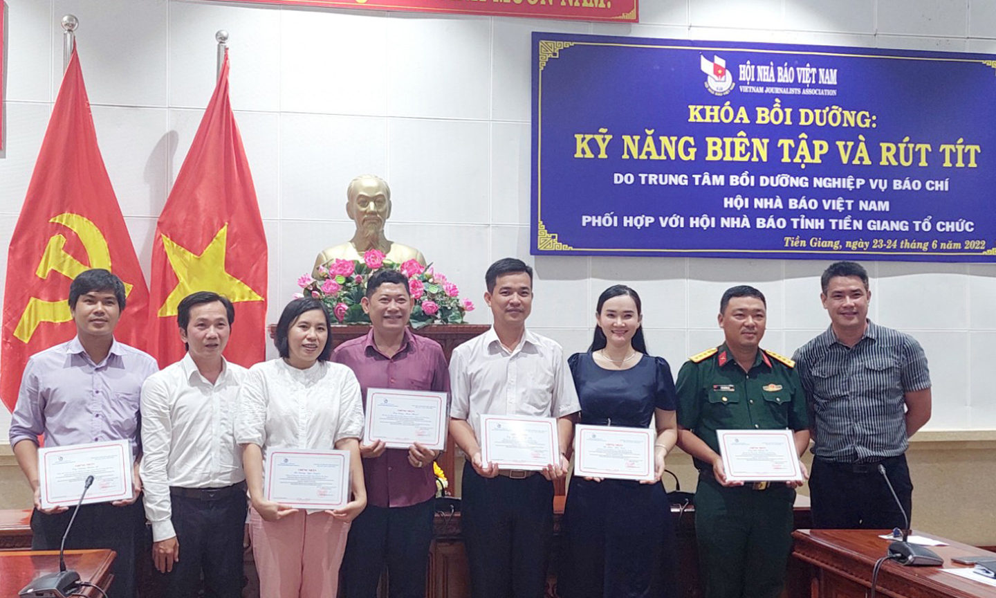 Trao giấy chứng nhận cho các học viên hoàn thành Khóa bồi dưỡng kỹ năng biên tập và rút tít.