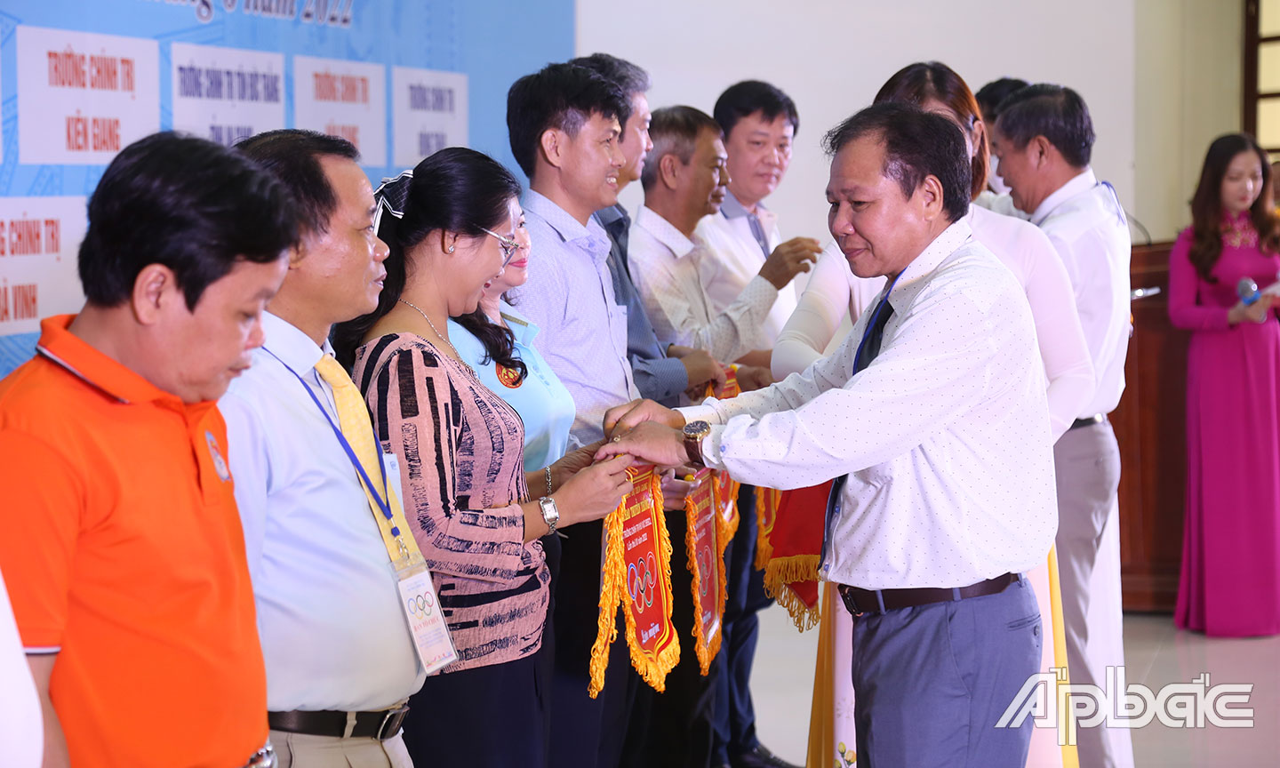 Tặng cờ lưu niệm cho các đơn vị tham gia hội thao.