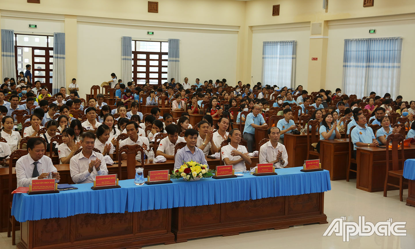 Các đại biểu về tham dự hội thao.