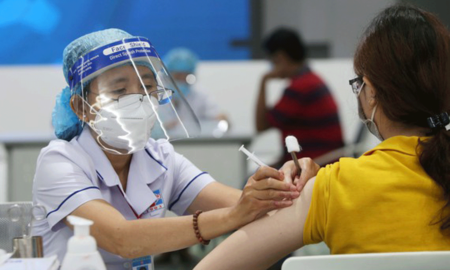 Nhân viên y tế tiêm vaccine cho người dân