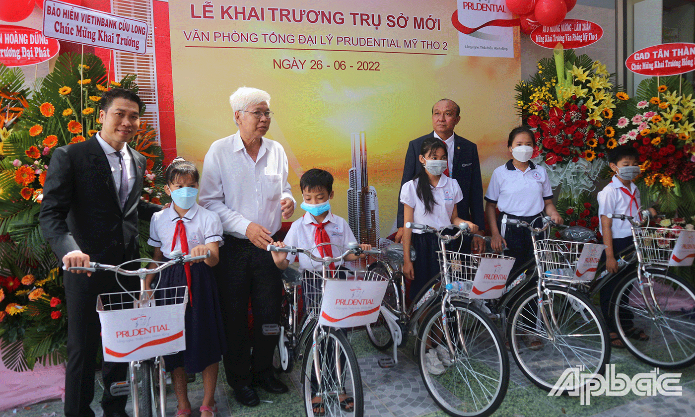 trao tặng 10 xe đạp cho học sinh nghèo hiếu học tại địa phương.
