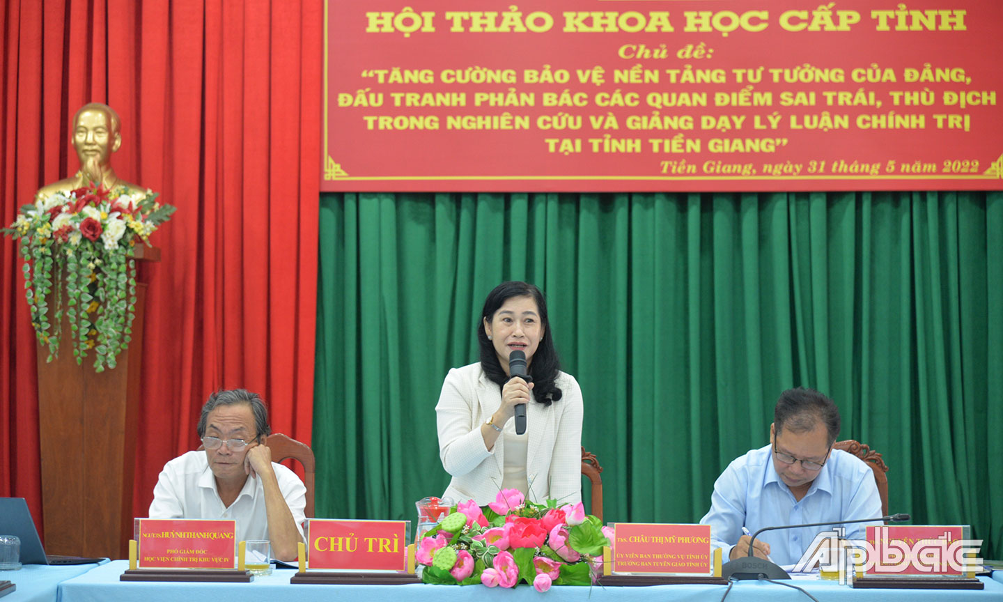 Đồng chí Châu Thị Mỹ Phương, Ủy viên Ban Thường vụ, Trưởng Ban Tuyên giáo Tỉnh ủy Tiền Giang chủ trì hội thảo.