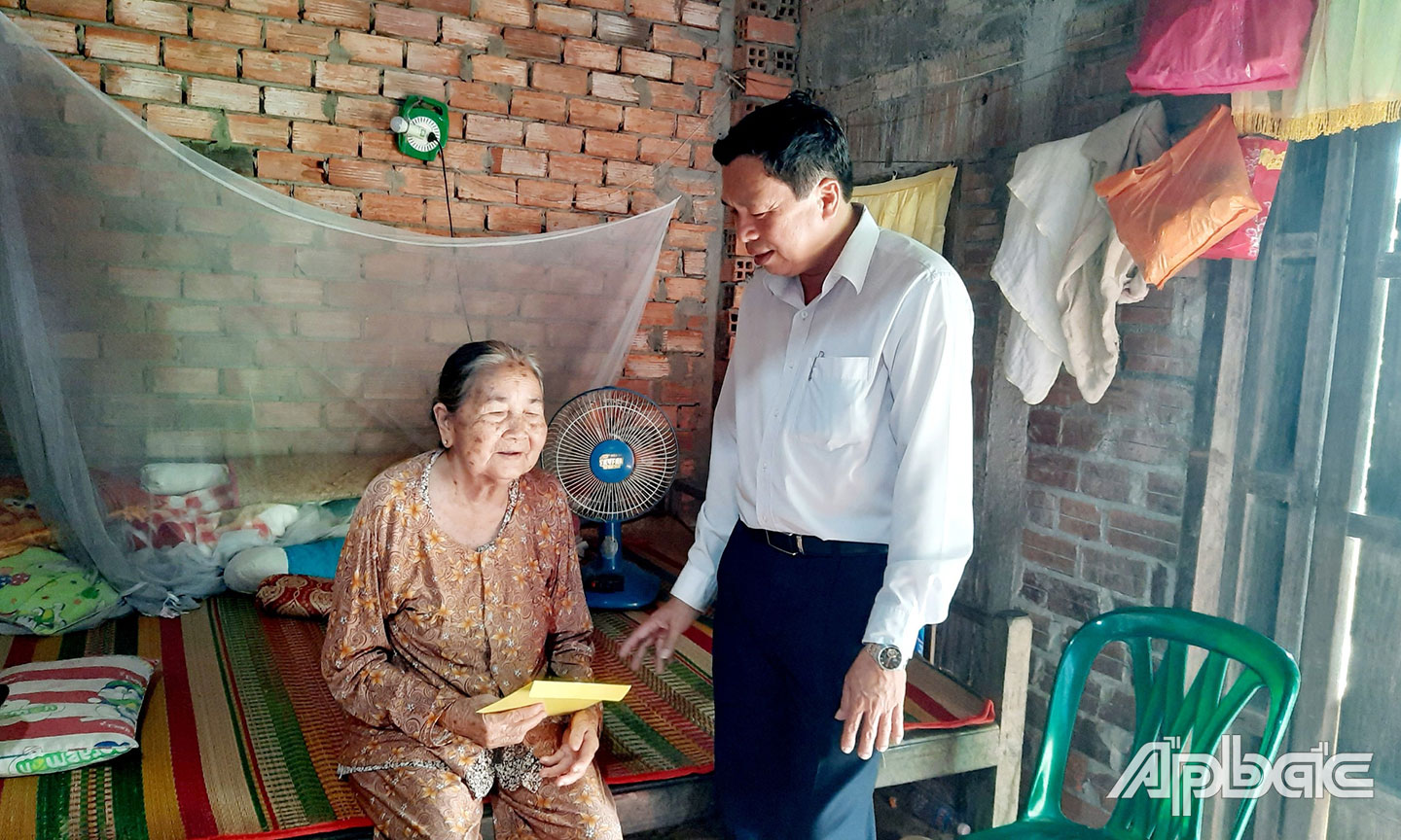 Đồng chí Lê Văn Sơn, Phó Bí thư Huyện ủy, Chủ tịch UBND huyện Gò Công Đông thăm, tặng quà gia đình chính sách.