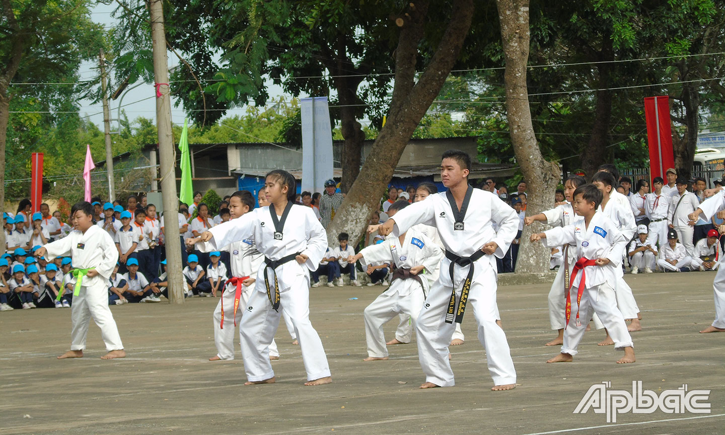Lớp dạy võ thuật của Trung tâm Văn hóa, Thể thao và Truyền thanh huyện Gò Công Đông.