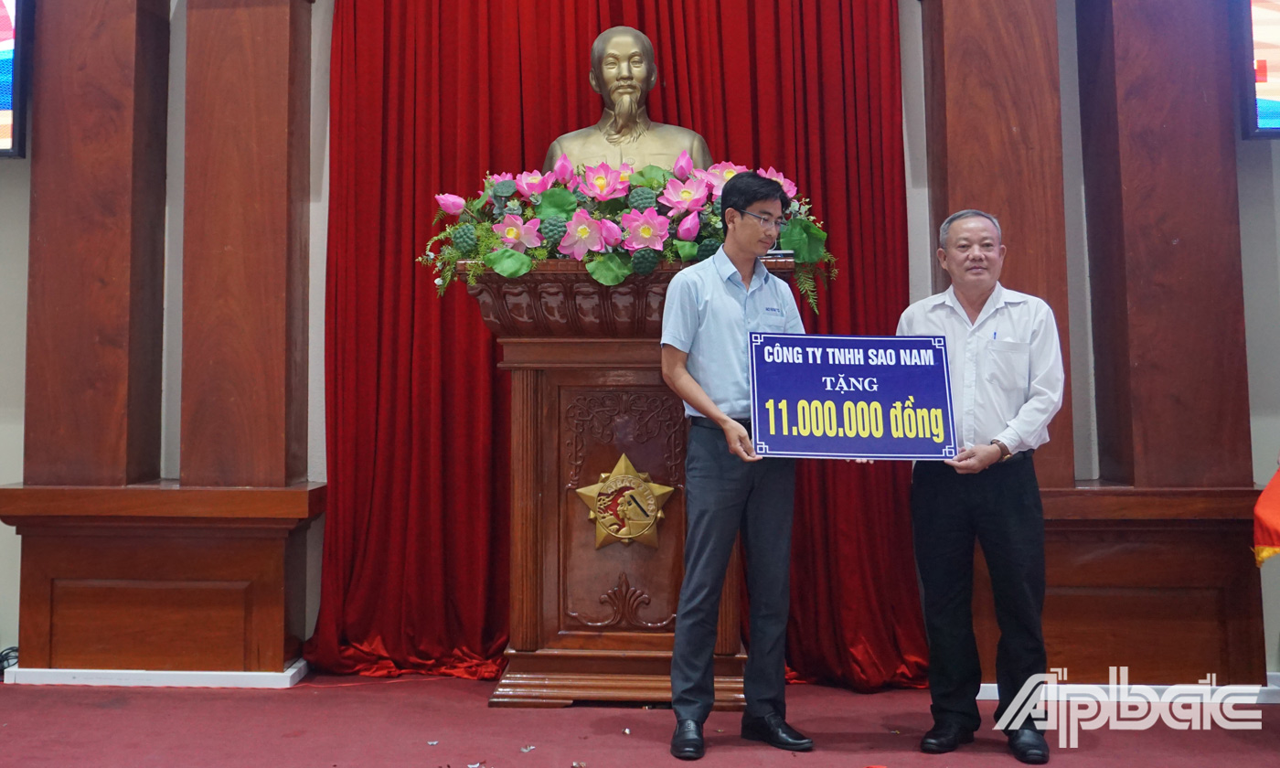 Các tổ chức, cá nhân, nhà hảo tâm đã trao bảng tượng trưng ủng hộ Quỹ bão trợ trẻ em tỉnh