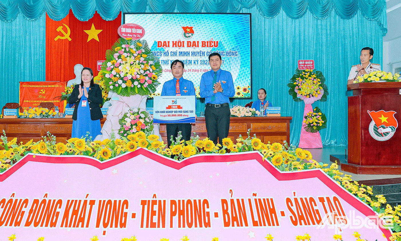 Tỉnh đoàn Tiền Giang trao 50 triệu đồng, vốn khởi nghiệp đổi mới sáng tạo cho thanh niên trên địa bàn 