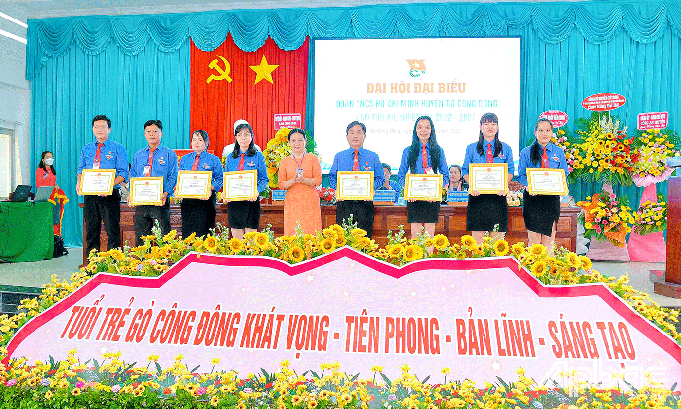 UBND huyện đã trao 25 giấy khen cho 10 cá nhân, 15 tập thể có nhiều đóng góp cho công tác đoàn nhiệm kỳ 2017-2022. 