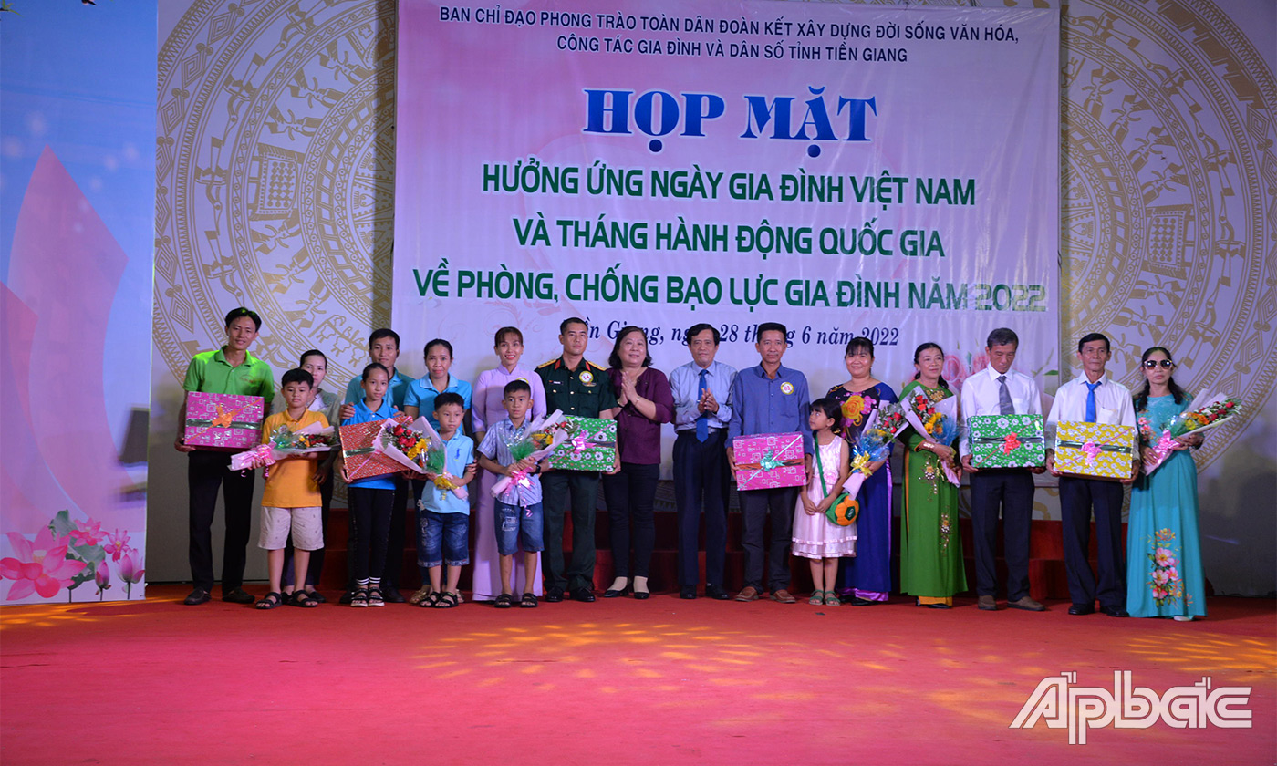 Lãnh đạo các sở, ngành tỉnh phát biểu tại buổi làm việc
