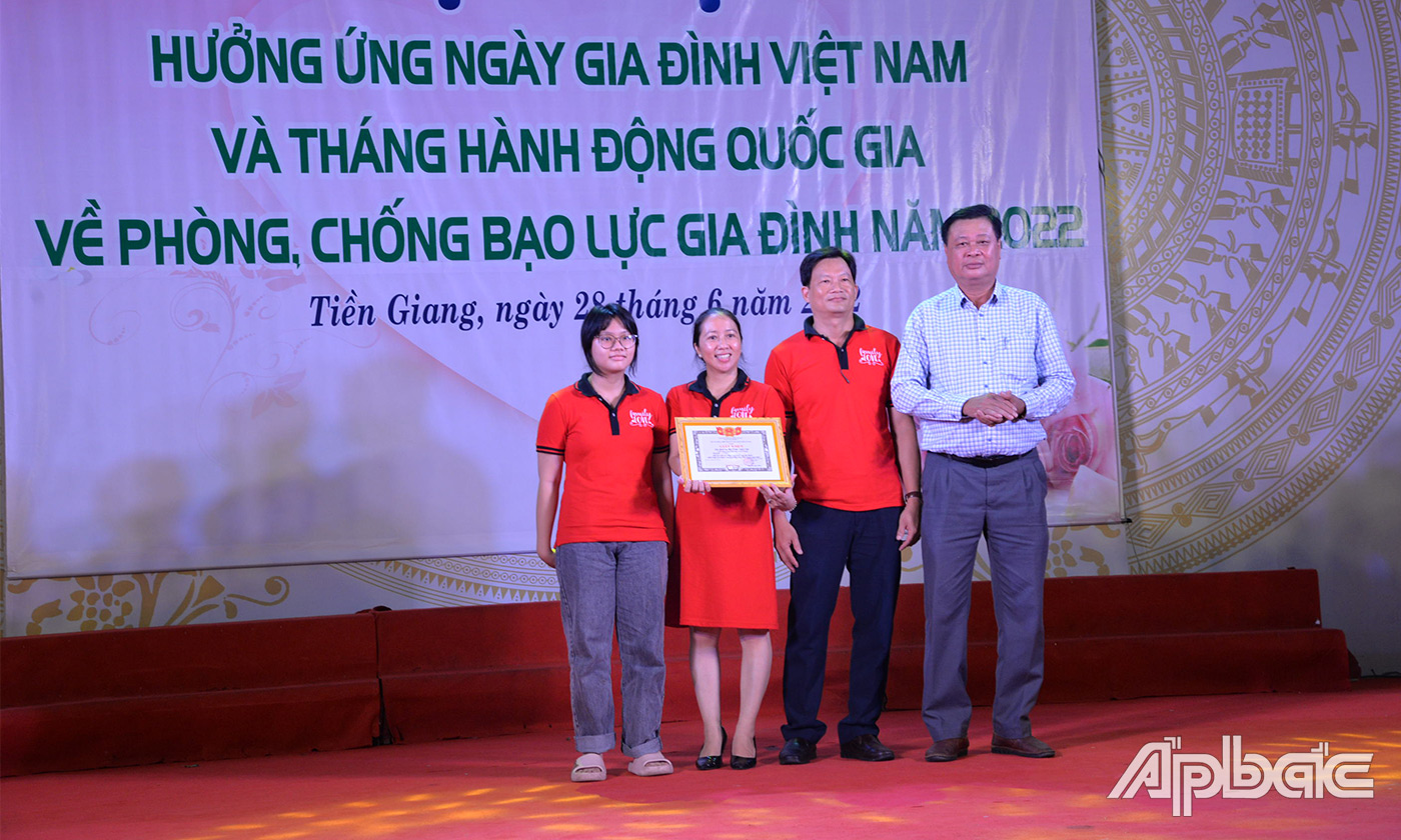 Phó trưởng Ban Dân vận Tỉnh ủy Nguyễn Trọng Hữu tặng giấy khen của Sở VHTTDL cho gia đình đạt giải Nhất Hội thi nấu ăn Bữa cơm gia đình năm 2022