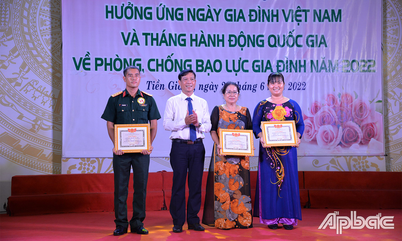Lãnh đạo Sở VHTTDL trao giấy khen của Sở VHTTDL cho gia đình đạt giải Nhất Hội thi nấu ăn Bữa cơm gia đình năm 2022