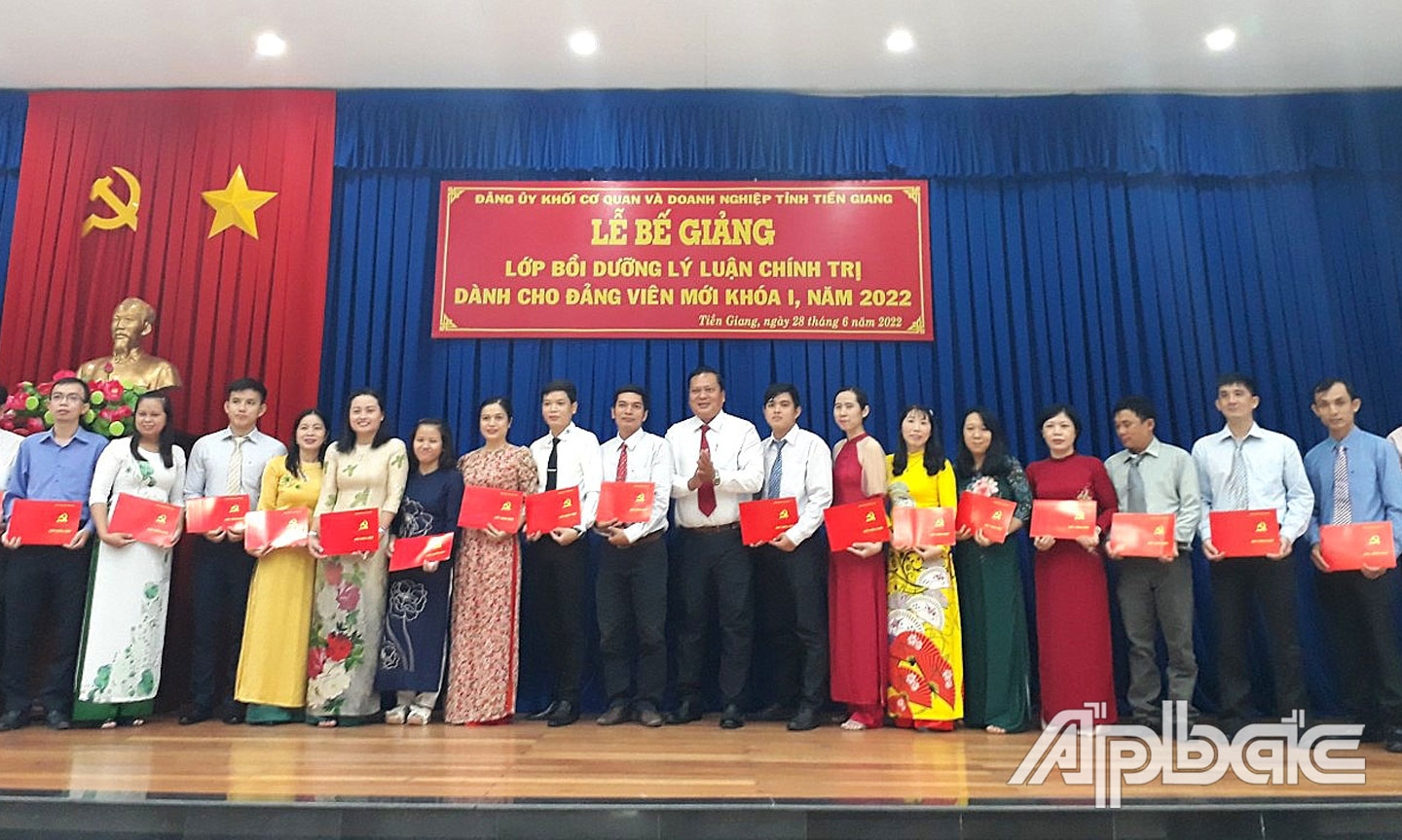 Trao Giấy chứng nhận cho các học viên hoàn thành khóa học.