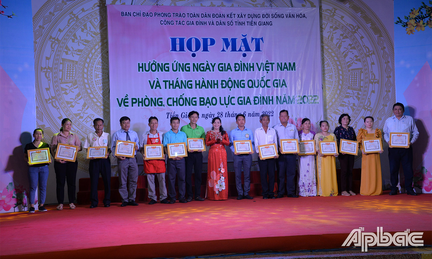 Trao giấy khen cho các gia đình đạt giải Khuyến khích