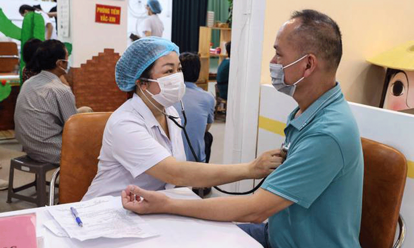 Việc tiêm mũi 4 đặc biệt hữu ích đối với những người từ 50 tuổi trở lên, người từ 18 tuổi trở lên có suy giảm miễn dịch từ thể vừa đến thể nặng... - Ảnh: VGP/Hiền Minh