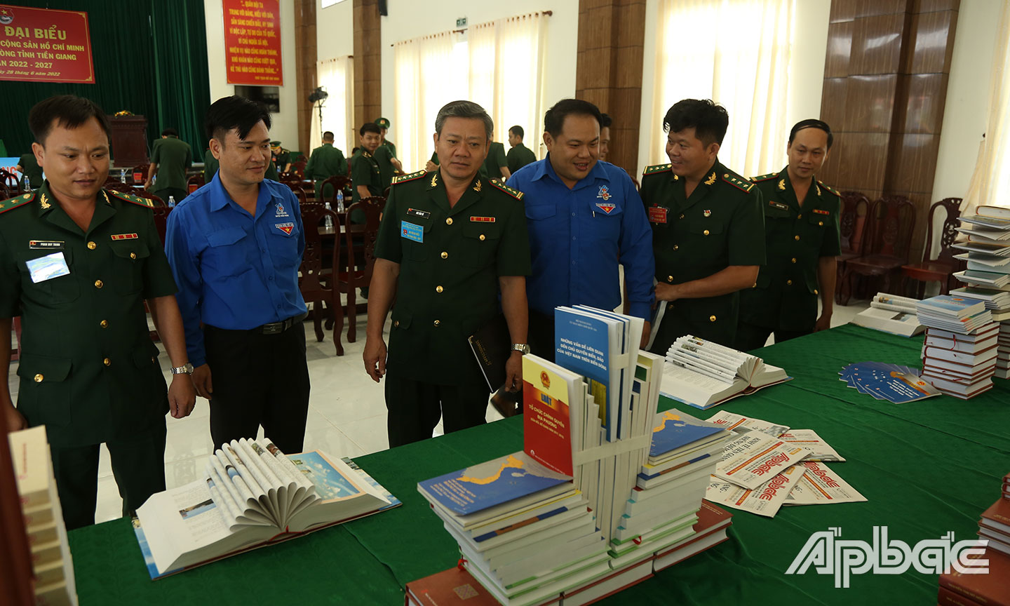 Các đại biểu tham trưng bày tài liệu và hình ảnh của tuổi trẻ BĐBP.