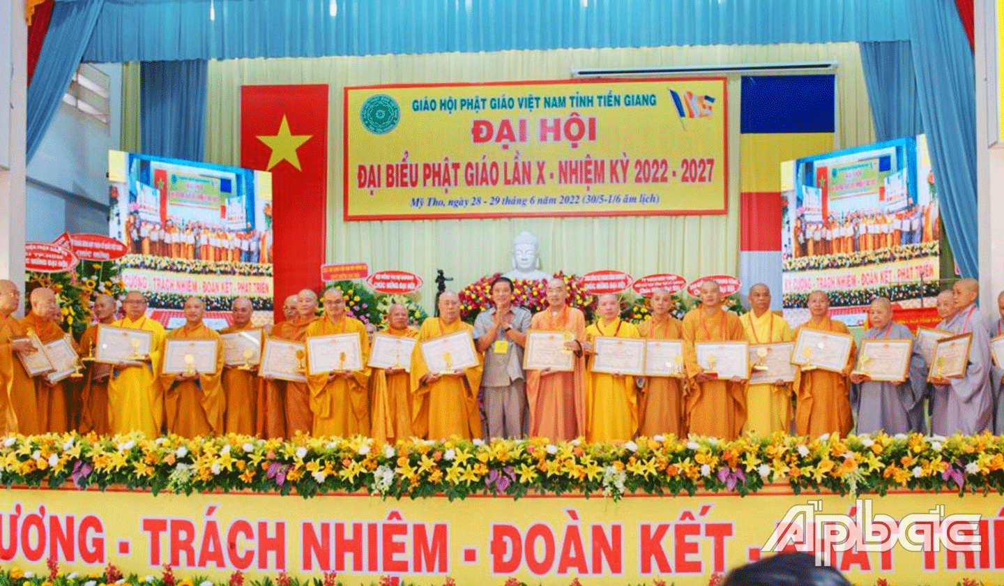UBND tỉnh trao tặng Bằng Khen cho tập thể Ban Trị sự và 24 cá nhân có thánh tích xuất sắc đóng góp cho công tác phật sự và an sinh xã hội 5 năm qua