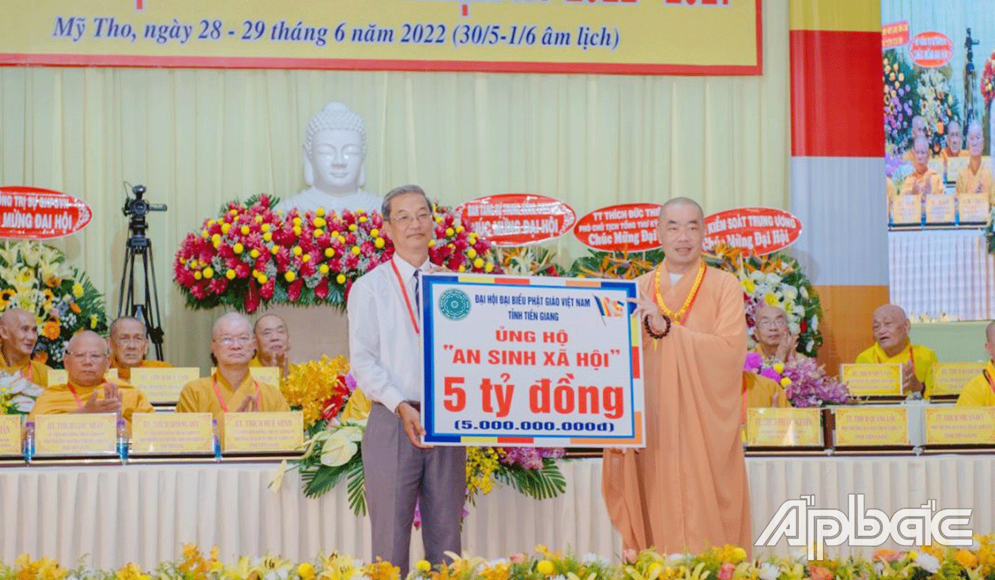 TT.Thích Quảng Lộc, tân Trưởng BTS GHPGVN tỉnh Tiền Giang trao bảng tượng trưng tặng 5 tỷ đồng cho công tác an sinh xã hội tỉnh Tiền Giang; ông Huỳnh Văn Hải – Phó chủ tịch Ủy ban MTTQVN tỉnh Tiền Giang tiếp nhận.