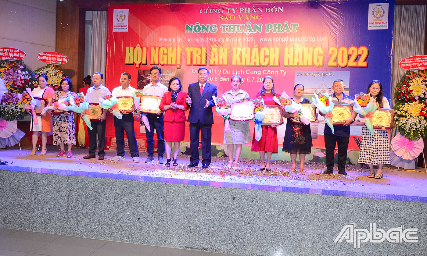 Trao thưởng cho 10 đại lý xuất sắc nhất.