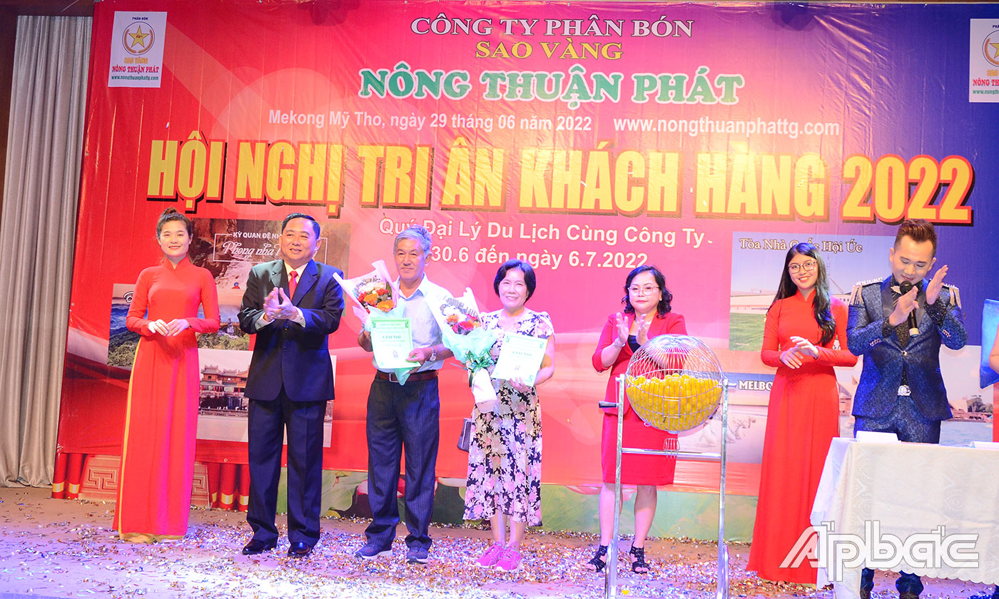 Trao thưởng Giải Nhì cho các đại lý trúng thưởng.