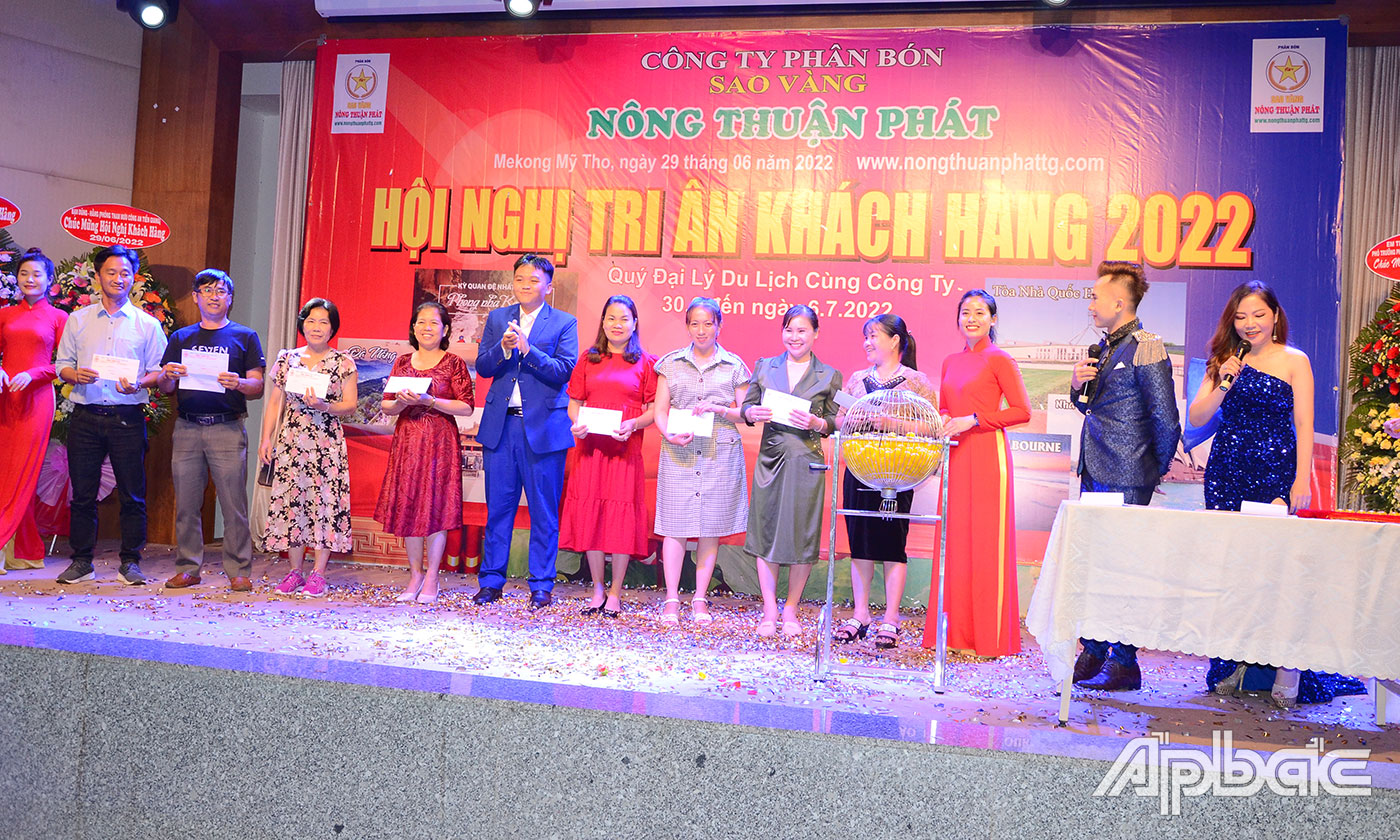 Trao thưởng Giải Ba cho các đại lý trúng thưởng.