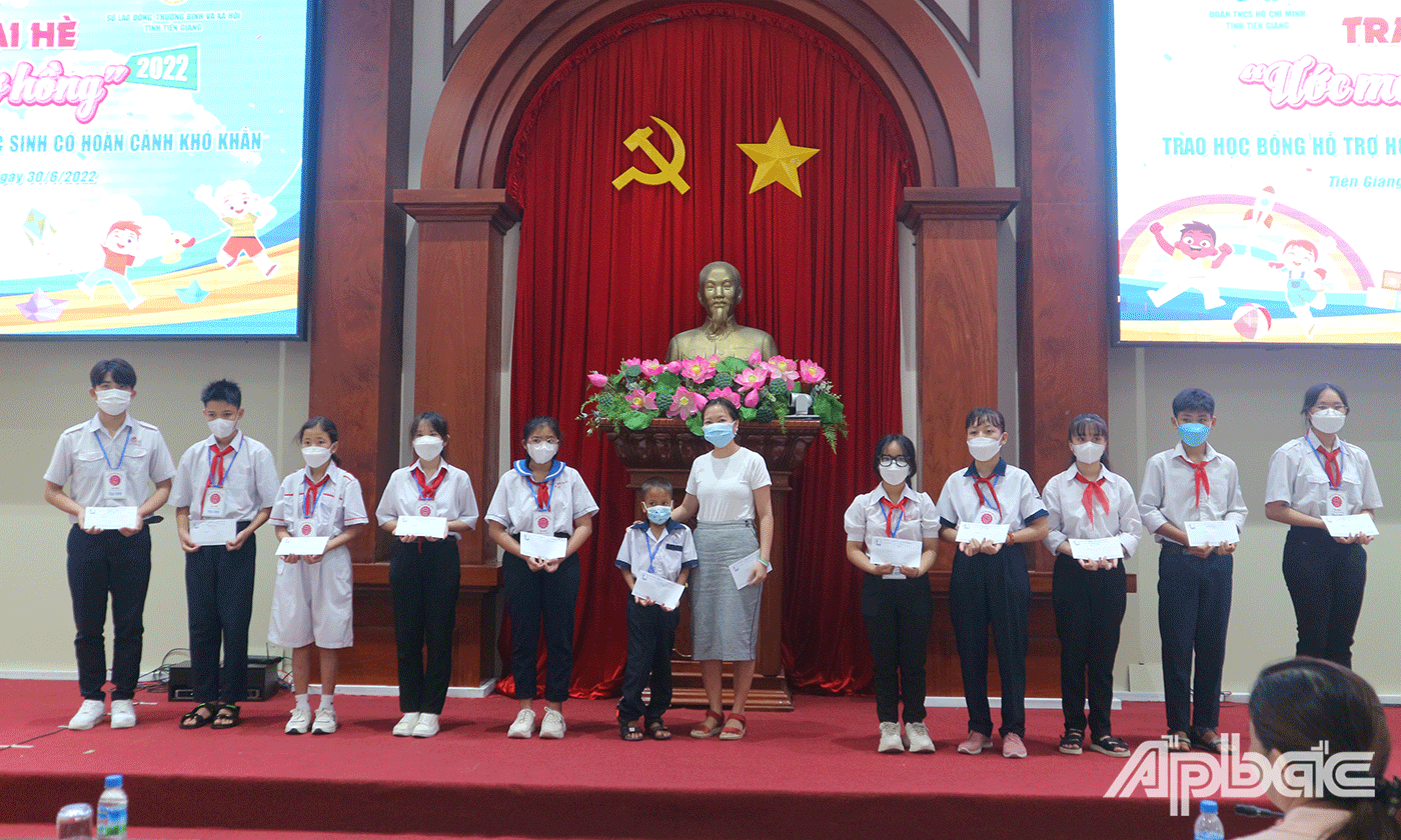 các em có hoàn cảnh khó khăn vượt khó học giỏi trong năm học 2021-2022 nhận học bổng tại 