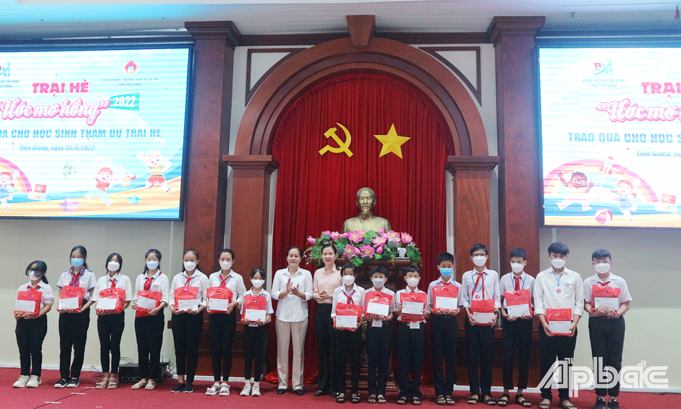 Ban tổ chức trao quà cho các em học sinh tham dự Trại hè năm 2022.