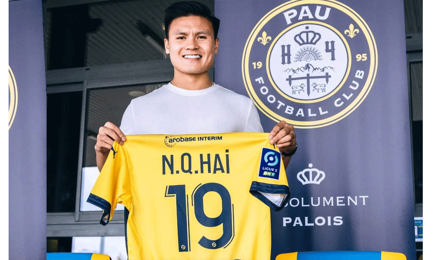 Quang Hải và chiếc áo số 19 quen thuộc ở đội bóng mới. (Ảnh: Pau FC)