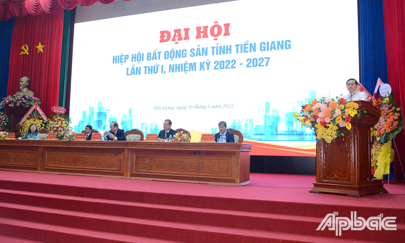Đồng chí Lê Văn Hưởng phát biểu tại đại hội.