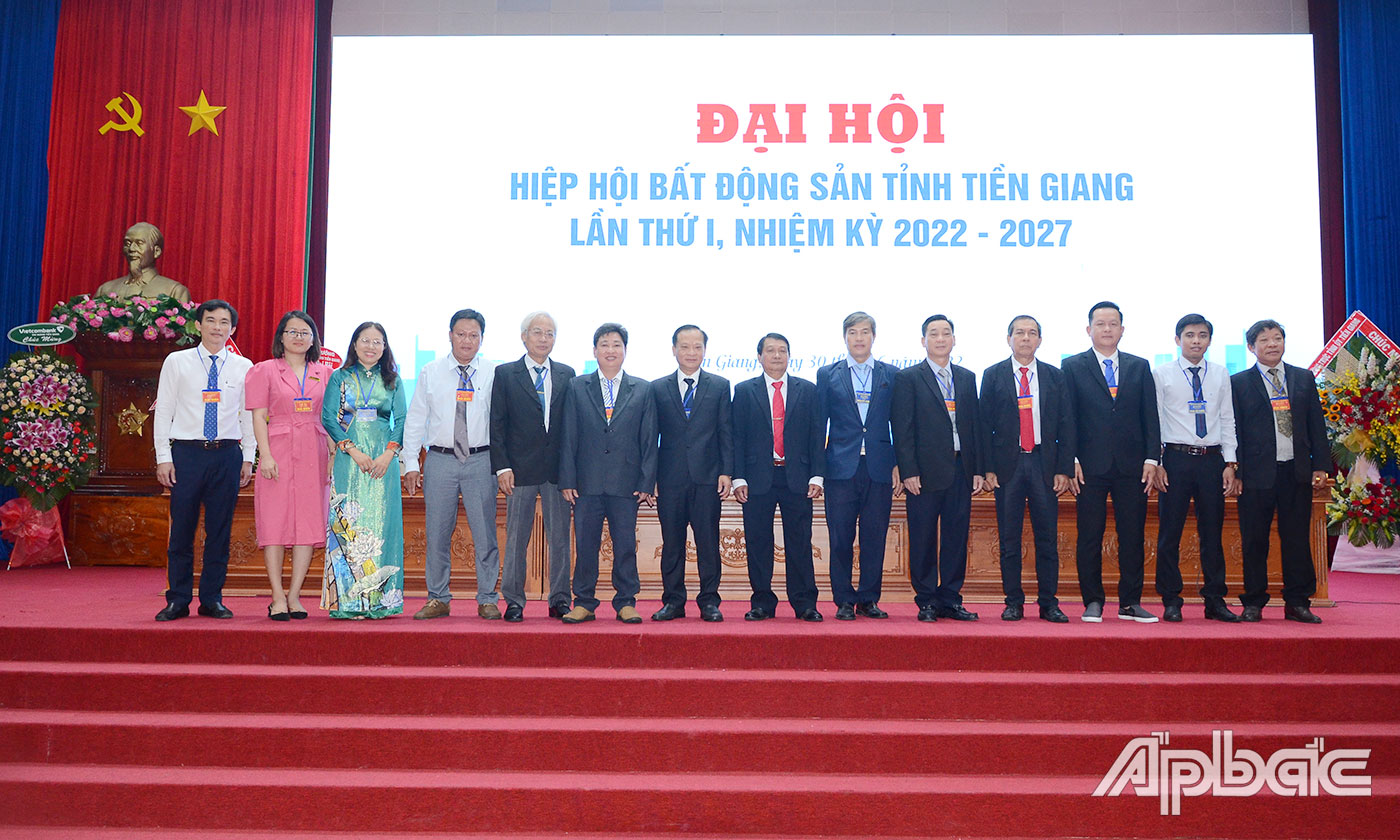 Ban Chấp hành Hiệp hội Bất động sản tỉnh Tiền Giang lần thứ I ra mắt đại hội.