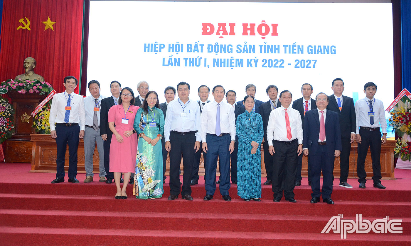 Các đại biểu chụp hình lưu niệm.