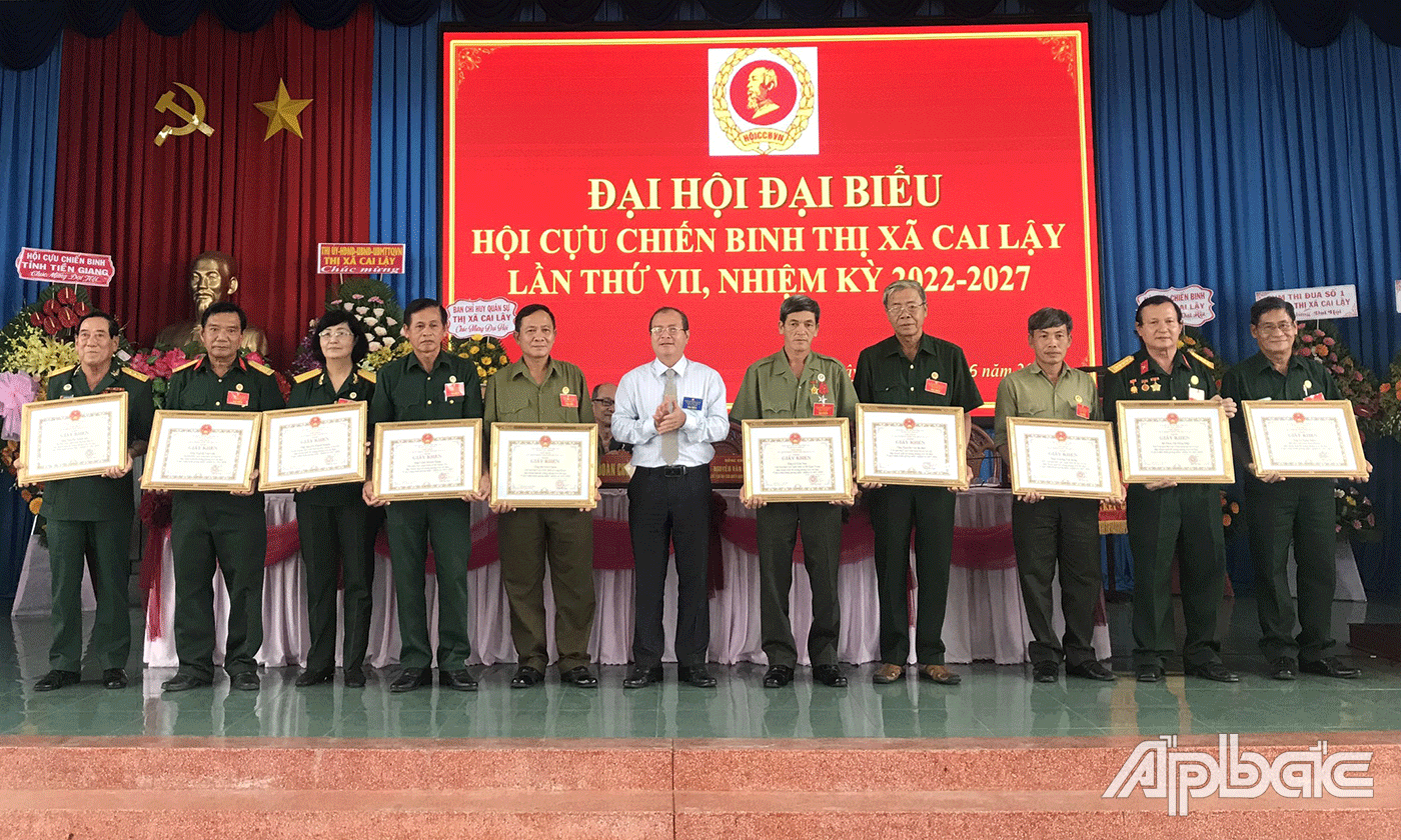 Khen thưởng các tập thể, cá nhân đạt thành tích.