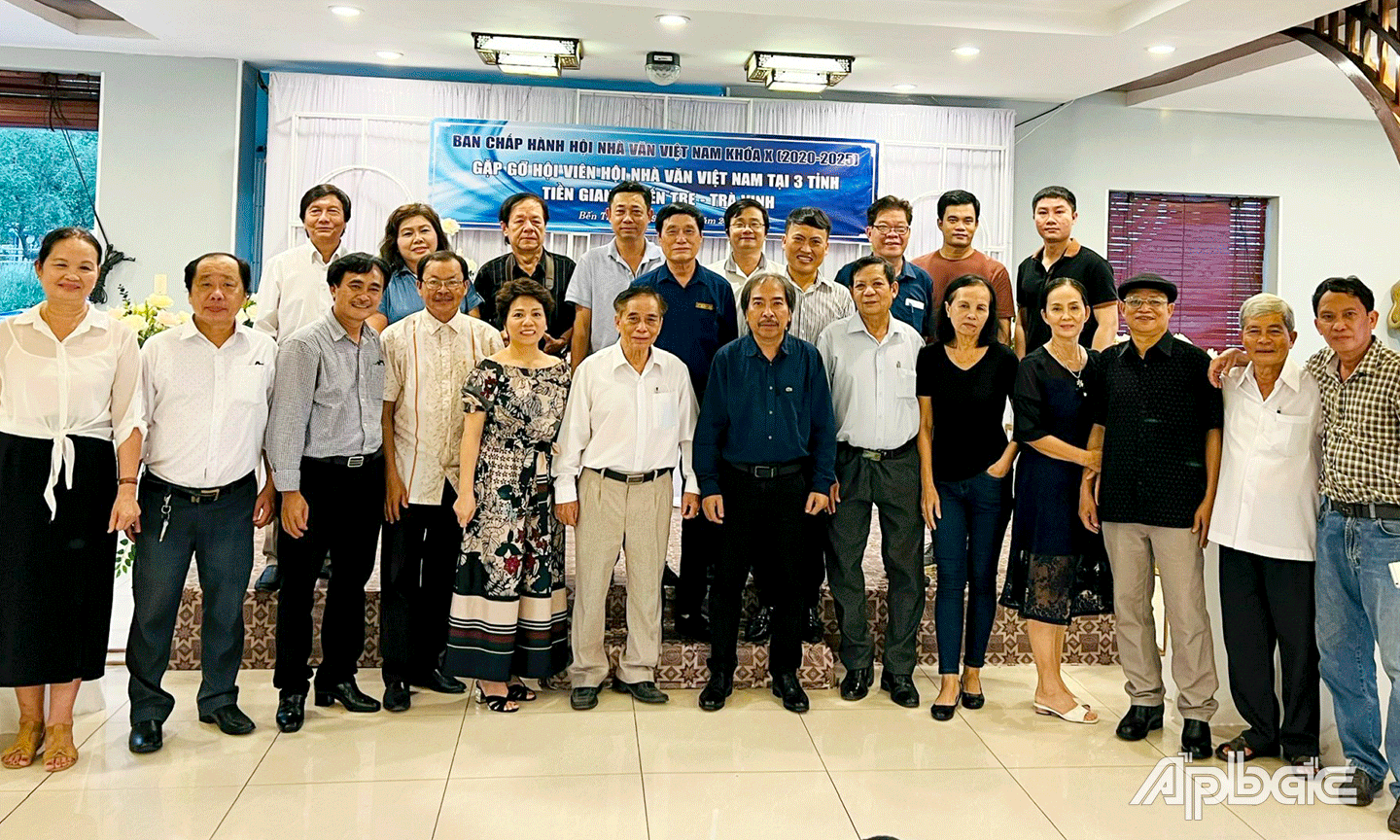 Các nhà văn tham gia buổi họp mặt