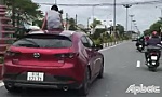 Xử phạt nữ tài xế điều khiển xe ô tô chở bé trai ngồi trên mui xe