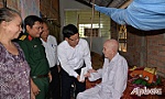 Phó Chủ tịch HĐND tỉnh thăm, tặng quà các gia đình chính sách tại huyện Gò Công Tây