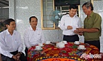 Giám đốc Sở Giáo dục và Đào tạo Tiền Giang thăm, tặng quà gia đình chính sách tại xã Quơn Long