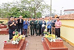 Lẵng hoa cưới trên hai ngôi mộ liệt sĩ