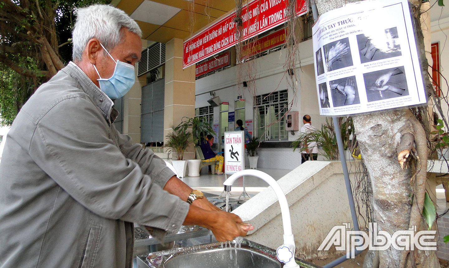 Vắc xin cộng với khẩu trang và khử khuẩn là khuyến cáo bảo vệ sức khỏe trước tình hình dịch Covid-19 hiện nay.