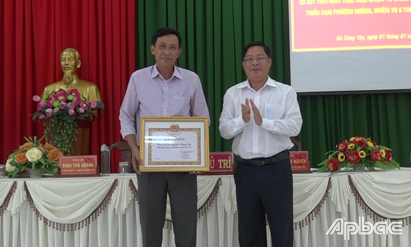 Đồng chí Trần Thanh Nguyên phát biểu tại buổi tiếp xúc cử tri xã An Hữu 
