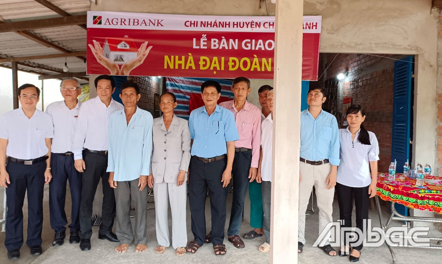 Căn thứ nhất trao cho anh Huỳnh Văn Paul, ngụ ấp 4, xã Tam Hiệp.